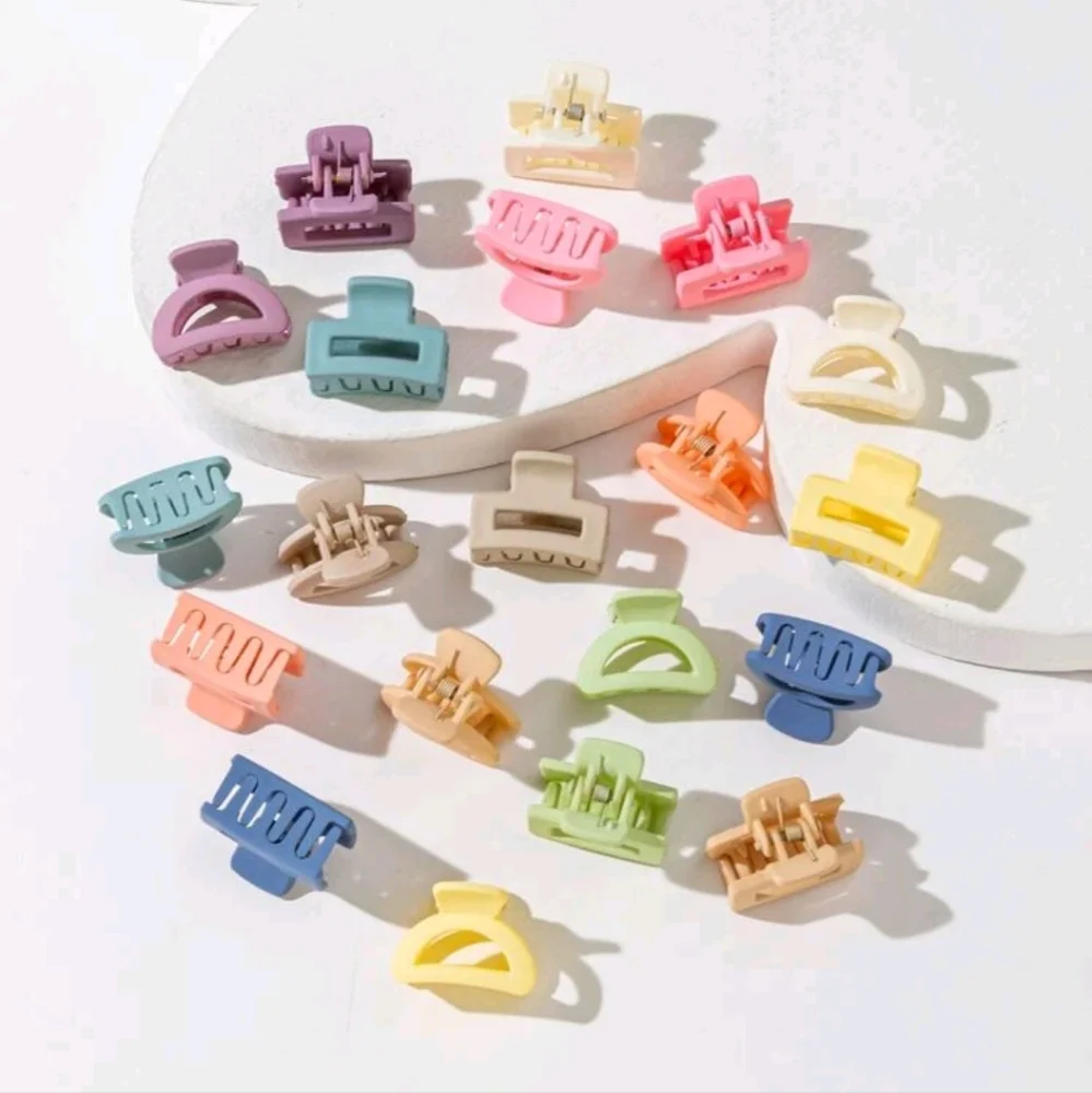 🍉5 for $25* Twenty Small Hair Clips